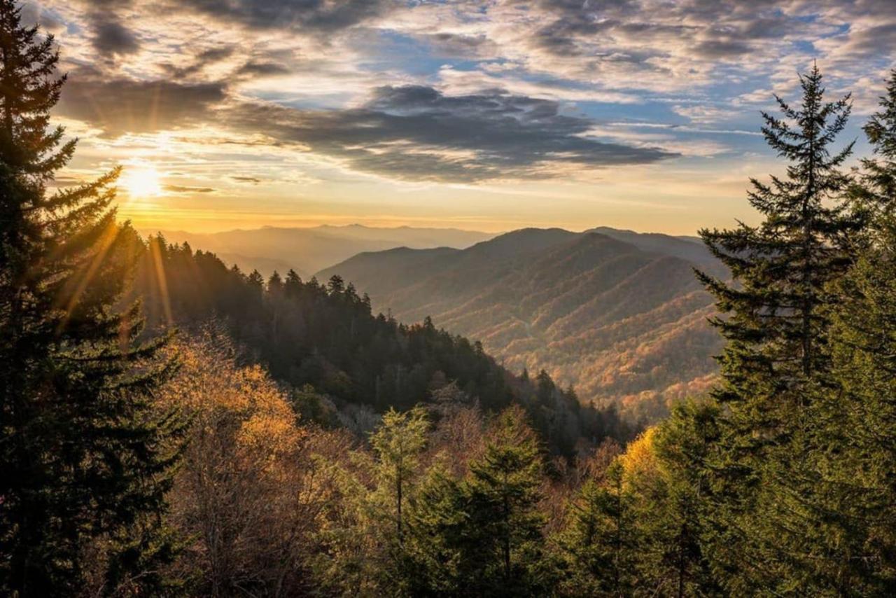 Wow Views!!-Mountain Escape-Outdoor Pool-Close To Downtown-Wifi-Cable-Private Balcony Gatlinburg Luaran gambar